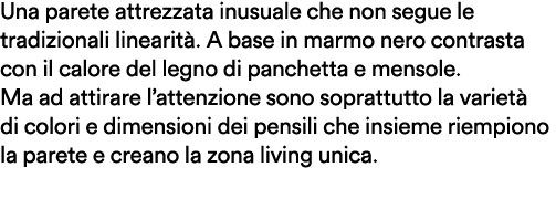 Una parete attrezzata inusuale che non segue le tradizionali linearit . A base in marmo nero contrasta con il calore ...